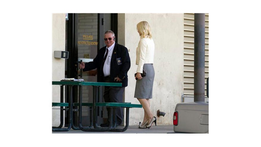 Elizabeth Smart entering court crop.jpg